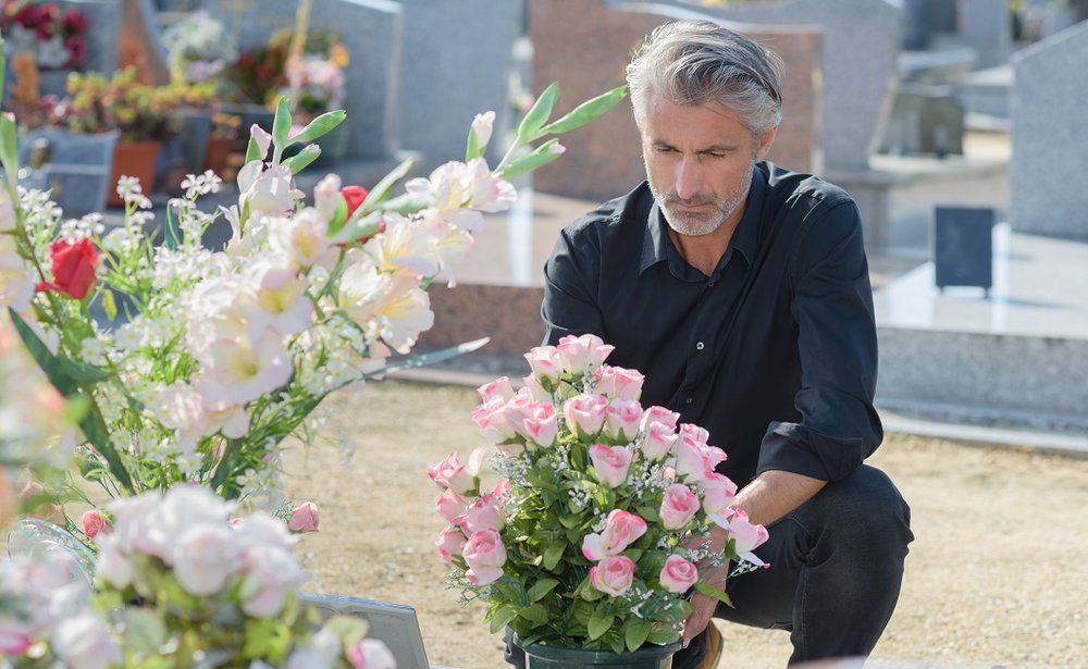 Ways To Personalize Your Loved One's Gravesite